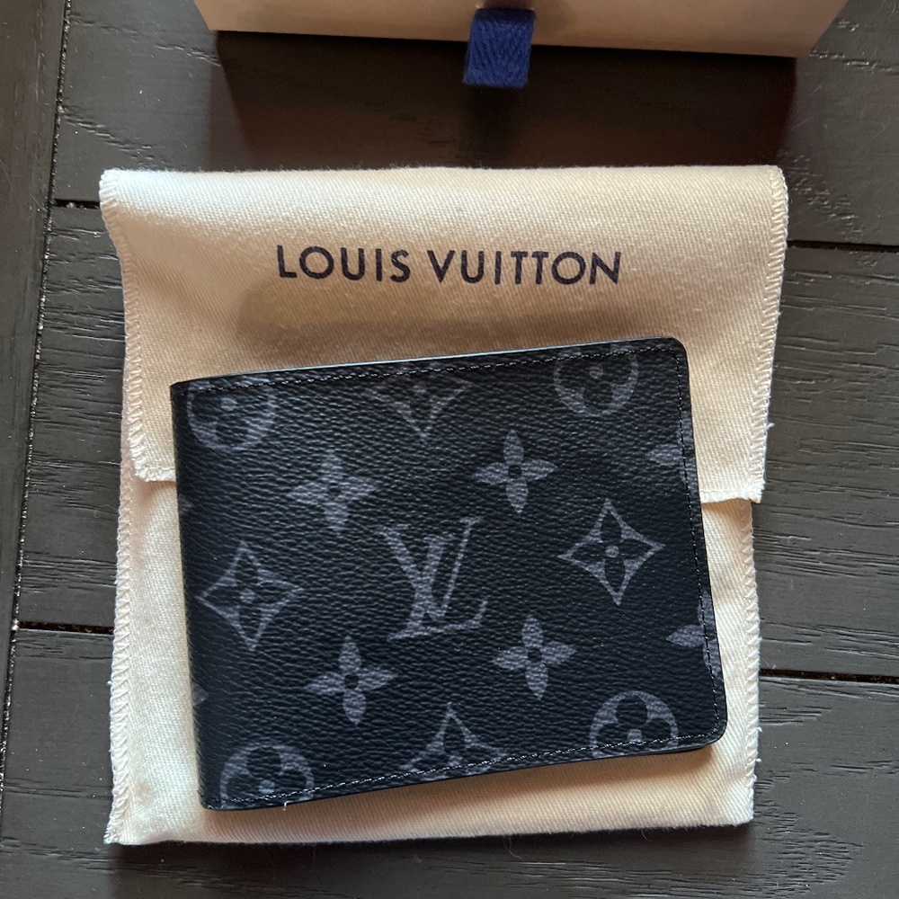 Black Luis Vuitton men’s wallet